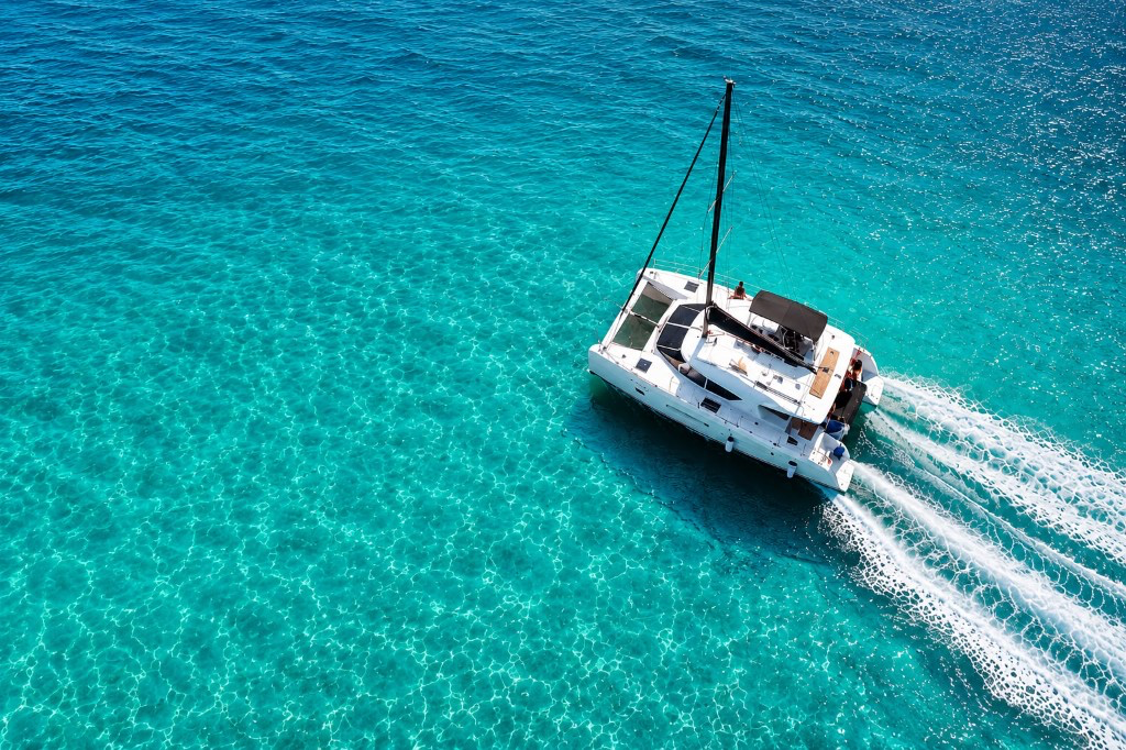 Catamarano BullBoat sul mare
